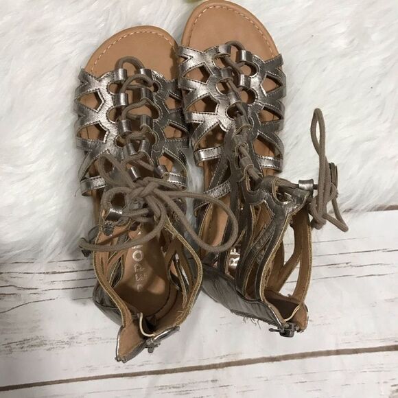 D Report Gladiator Girls Metallic Silver Sandals size 5 - Picture 6 of 8